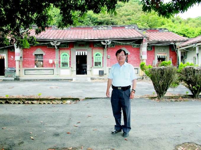 康飛西顧問攝於洪家古厝前