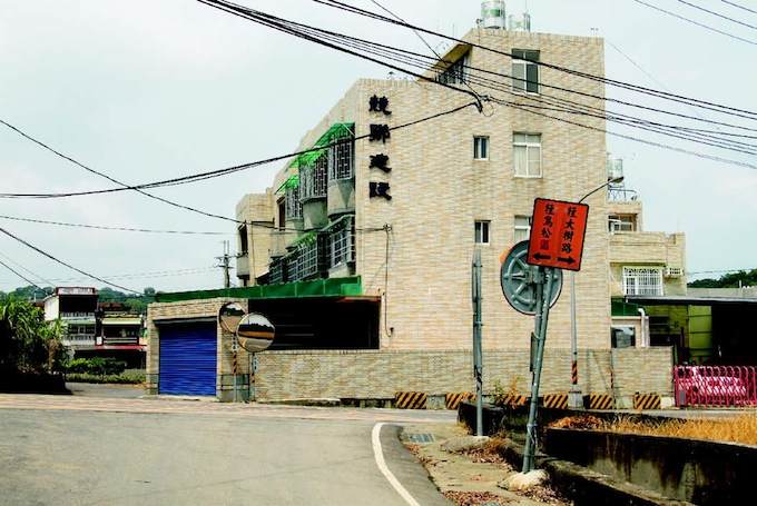 圖中的透天厝,就是以前龍目小火車站站址所在。