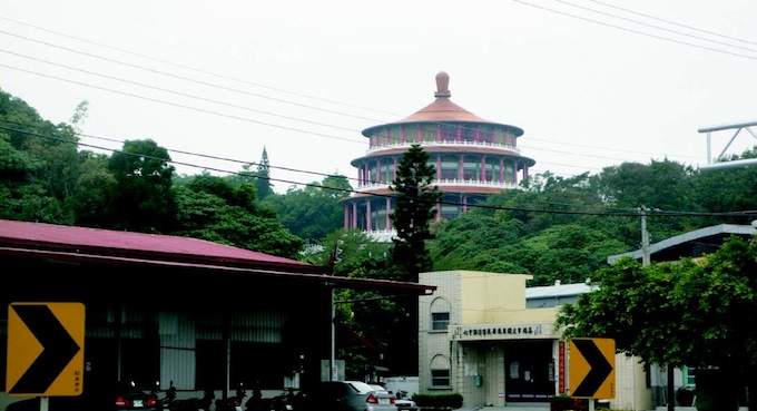 從台21 線及台22 線交接處往上看，文化院現址 即是日治時期的軍營所在。